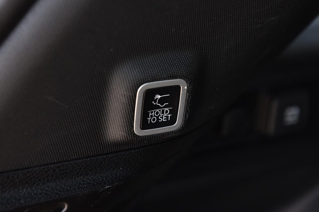 Jeep Grand Cherokee Vehicle Full-screen Gallery Image 24