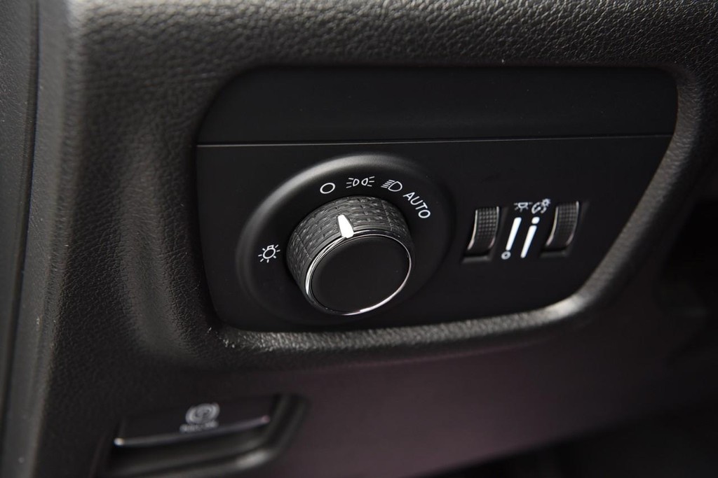 Jeep Grand Cherokee Vehicle Image 11
