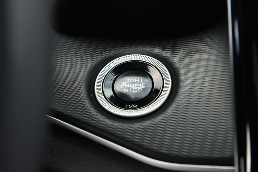 Jeep Grand Cherokee Vehicle Image 17