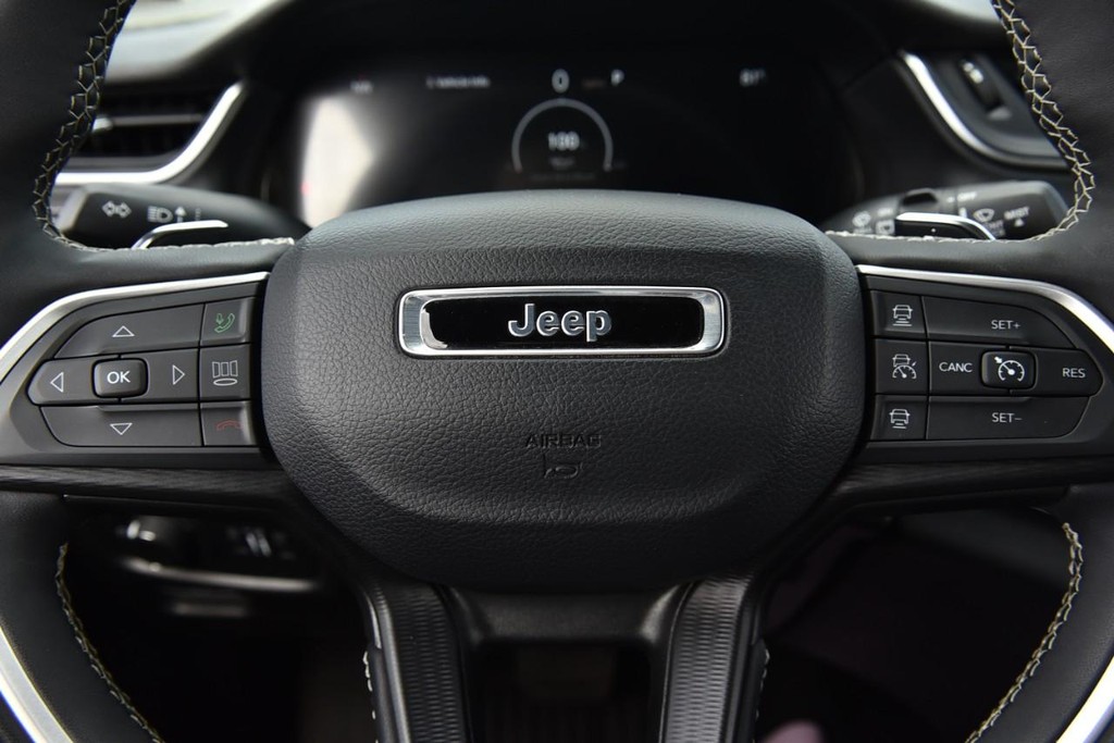 Jeep Grand Cherokee Vehicle Image 18