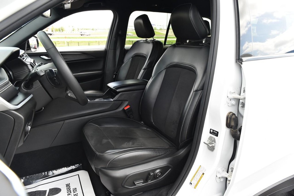 Jeep Grand Cherokee Vehicle Image 19