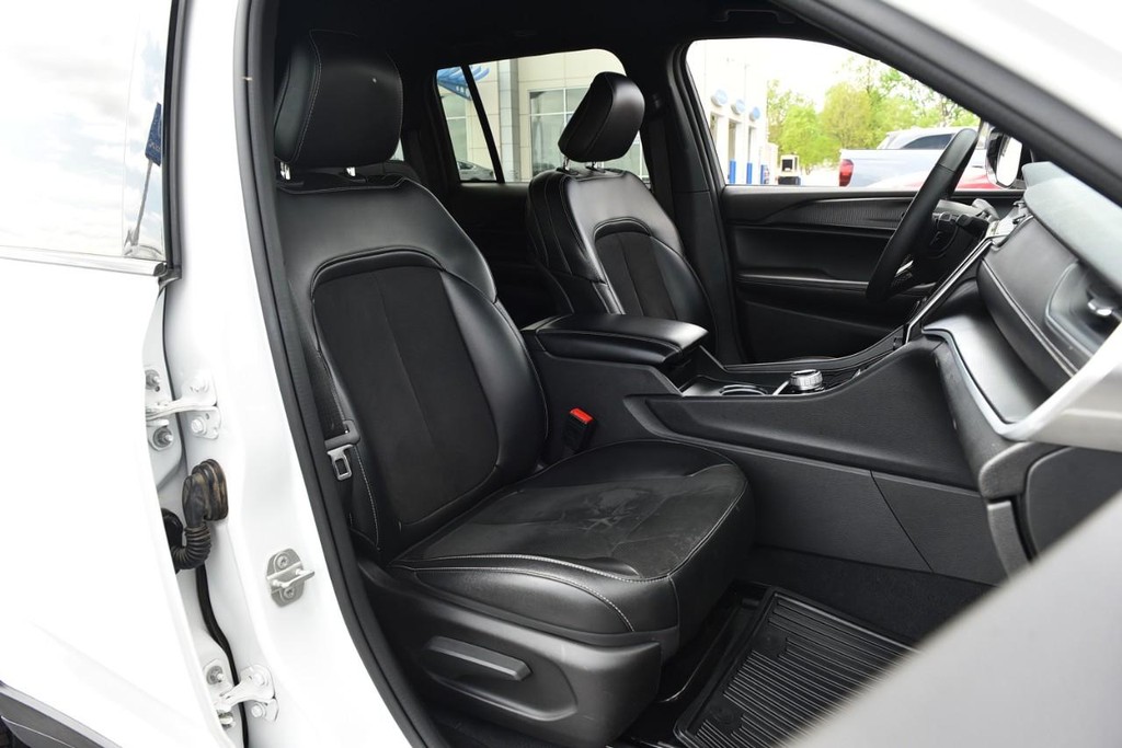 Jeep Grand Cherokee Vehicle Image 20