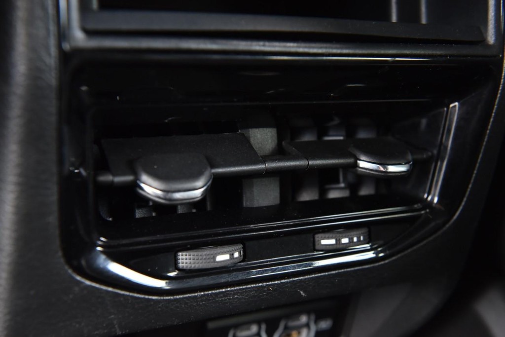 Jeep Grand Cherokee Vehicle Image 22