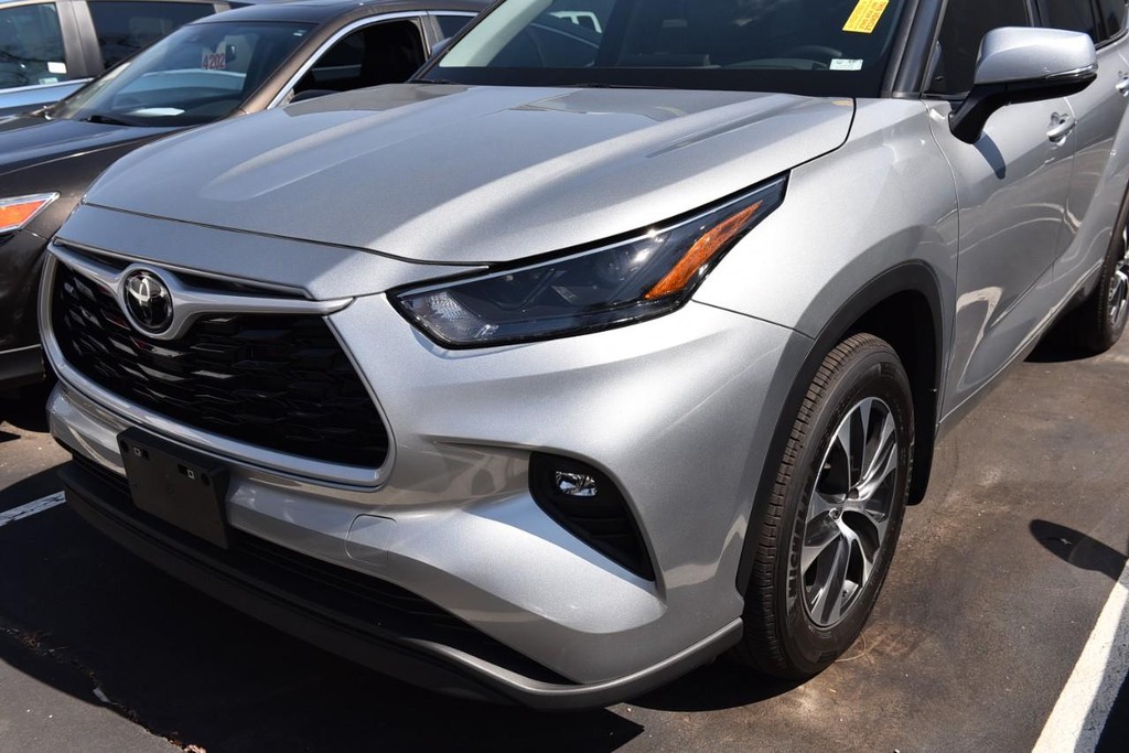 Toyota Highlander Vehicle Full-screen Gallery Image 2