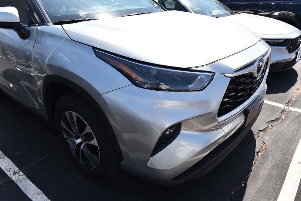 Toyota Highlander Vehicle Full-screen Gallery Image 3