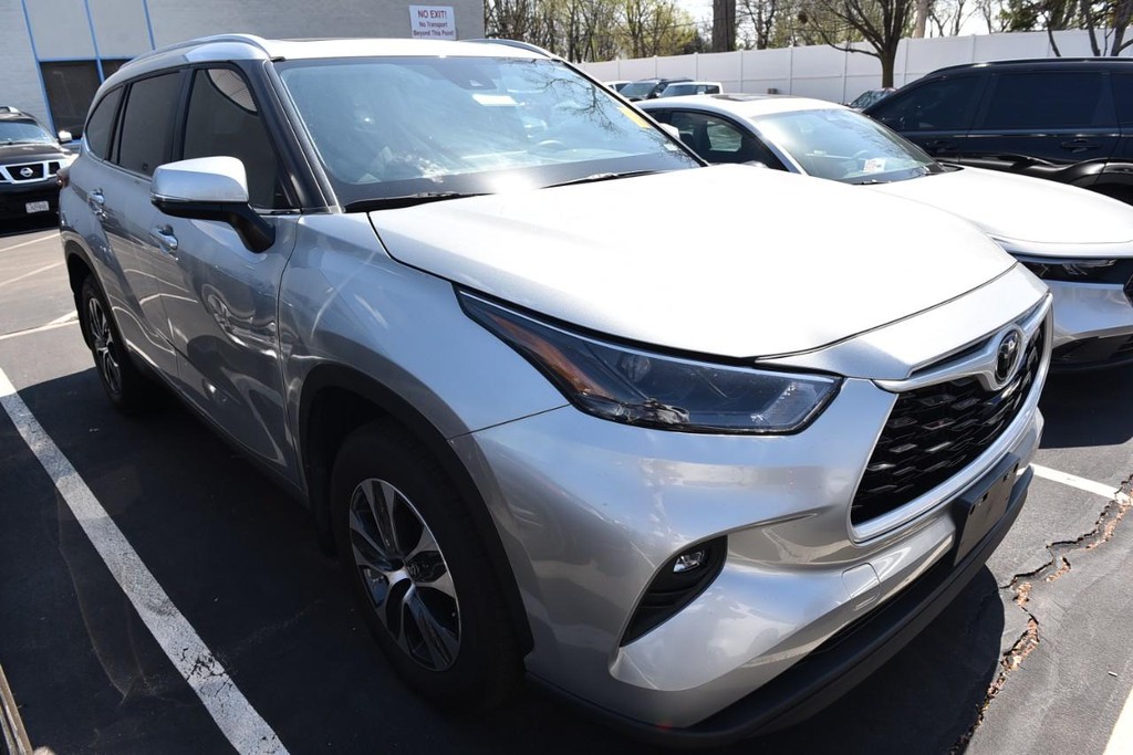 Toyota Highlander Vehicle Full-screen Gallery Image 4