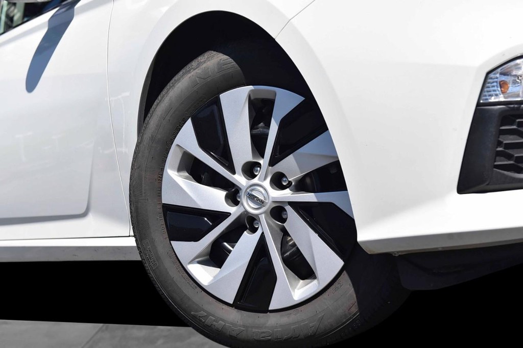 Nissan Altima Vehicle Image 03