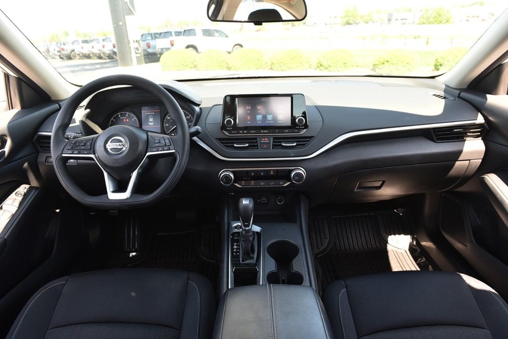 Nissan Altima Vehicle Image 08