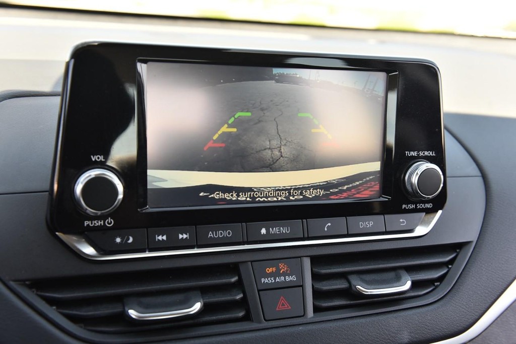 Nissan Altima Vehicle Image 12