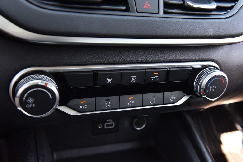Nissan Altima Vehicle Image 14