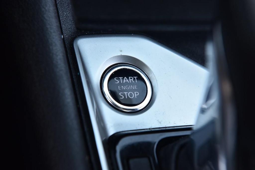 Nissan Altima Vehicle Image 16