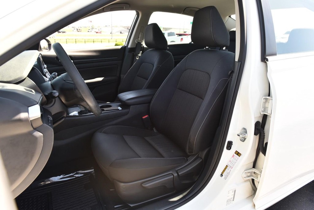 Nissan Altima Vehicle Image 18