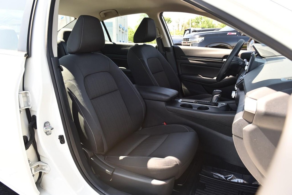 Nissan Altima Vehicle Image 19