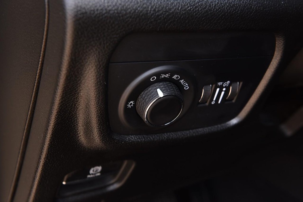 Jeep Grand Cherokee Vehicle Full-screen Gallery Image 11