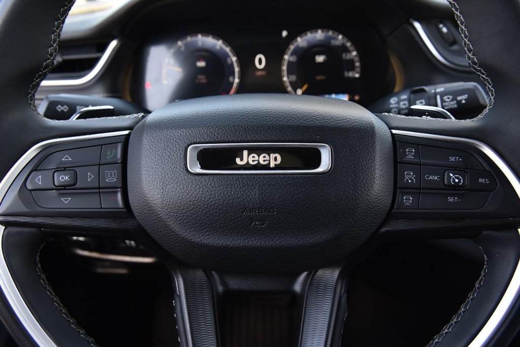 Jeep Grand Cherokee Vehicle Full-screen Gallery Image 18