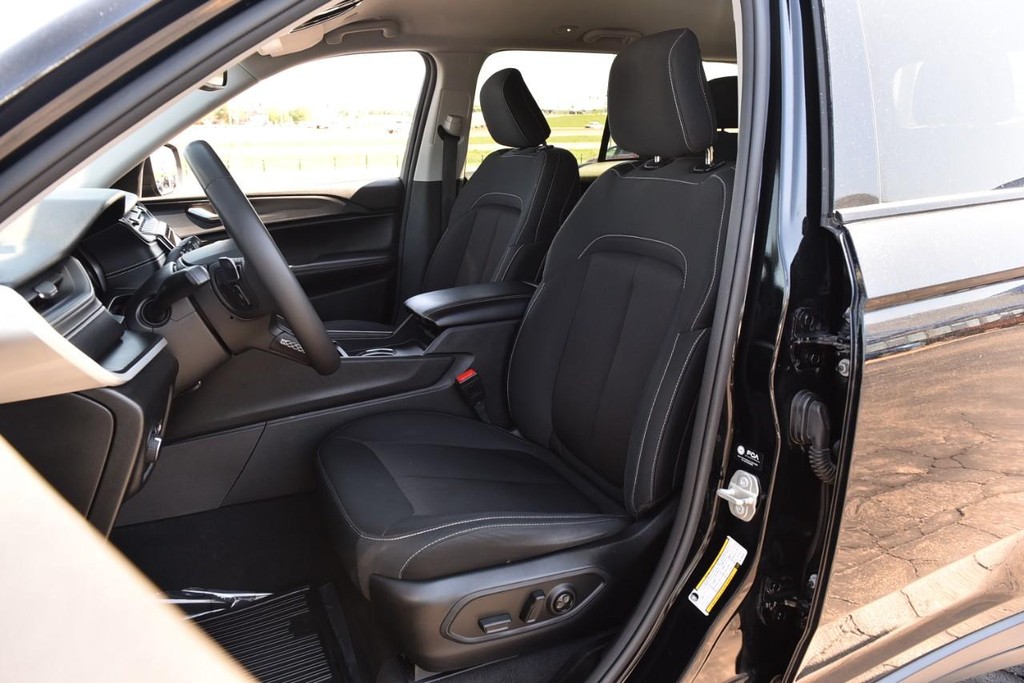 Jeep Grand Cherokee Vehicle Full-screen Gallery Image 19