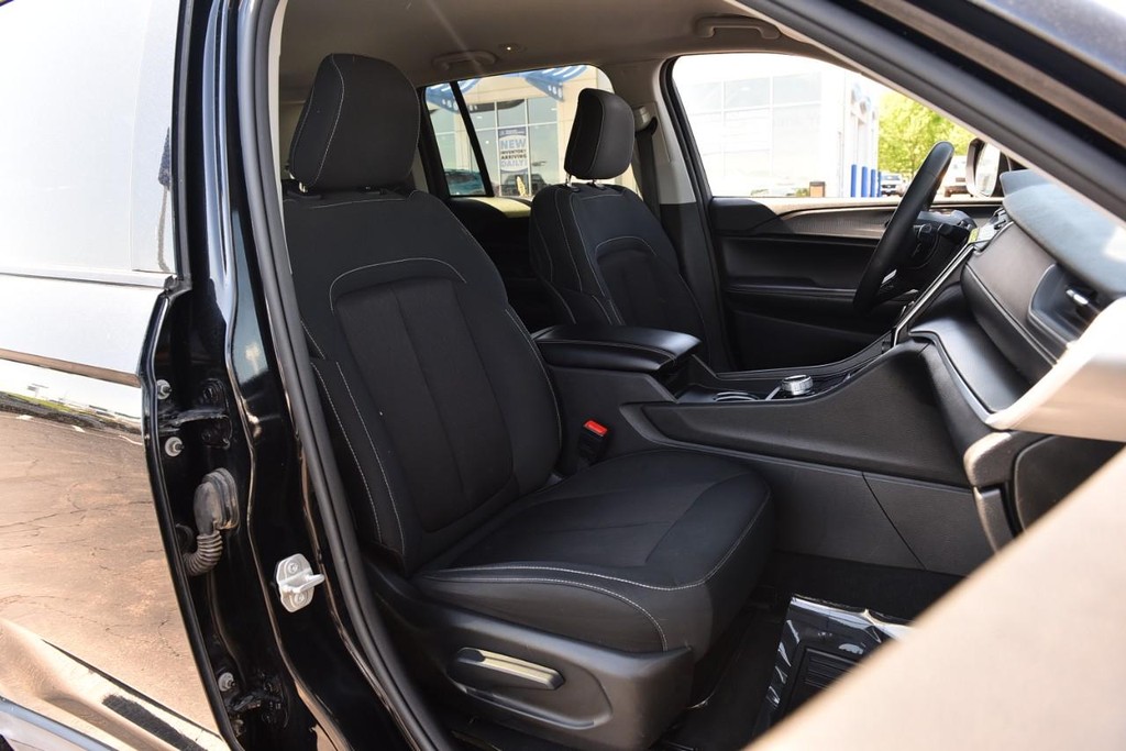 Jeep Grand Cherokee Vehicle Full-screen Gallery Image 20