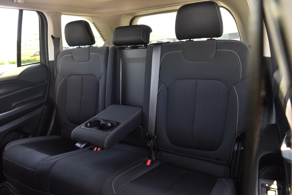 Jeep Grand Cherokee Vehicle Full-screen Gallery Image 21