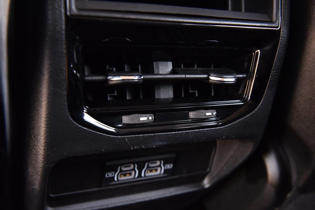Jeep Grand Cherokee Vehicle Full-screen Gallery Image 22