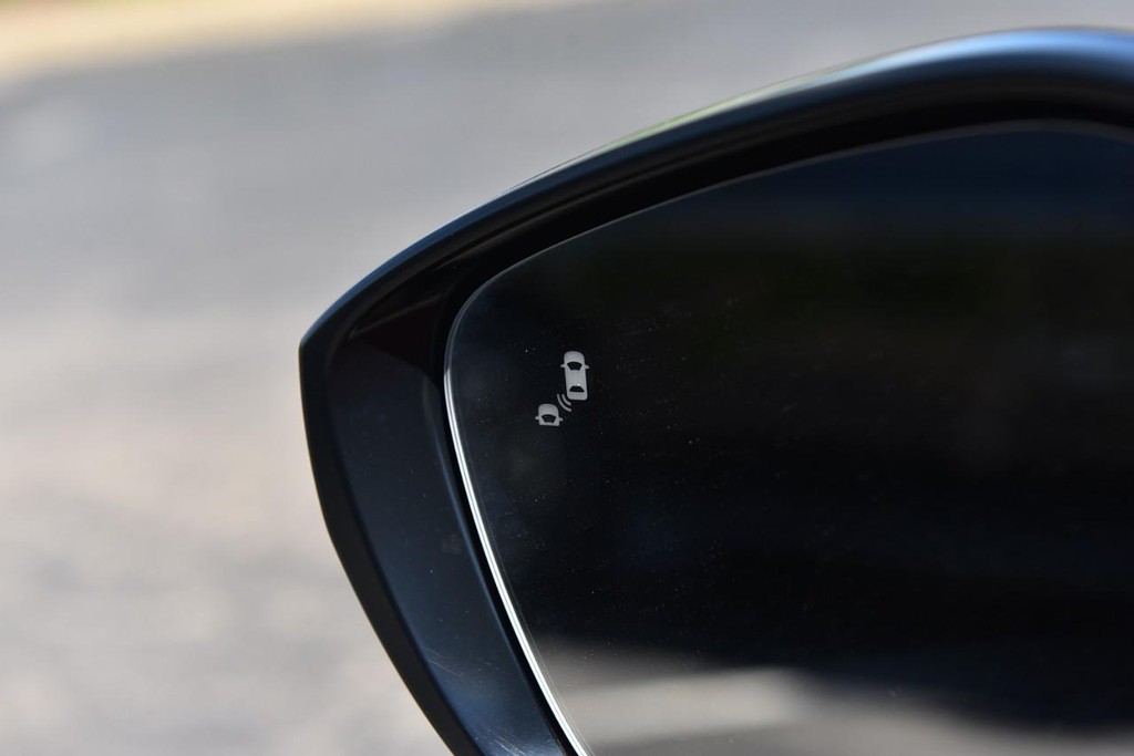 Honda Civic Hatchback Vehicle Image 09