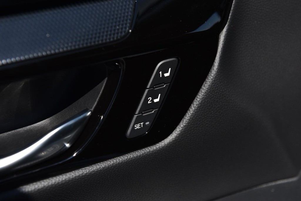 Honda CR-V Hybrid Vehicle Full-screen Gallery Image 9