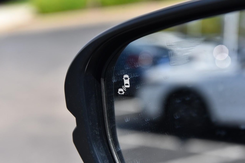 Honda CR-V Hybrid Vehicle Full-screen Gallery Image 10