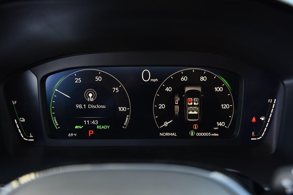Honda CR-V Hybrid Vehicle Full-screen Gallery Image 12