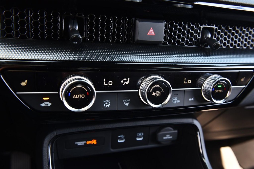 Honda CR-V Hybrid Vehicle Full-screen Gallery Image 16