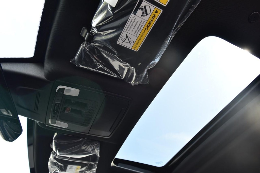 Honda CR-V Hybrid Vehicle Full-screen Gallery Image 24