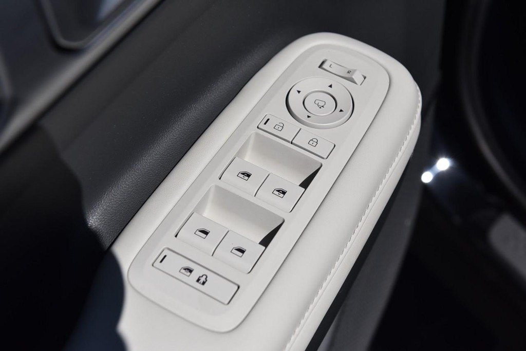Hyundai Santa Fe Hybrid Vehicle Image 08