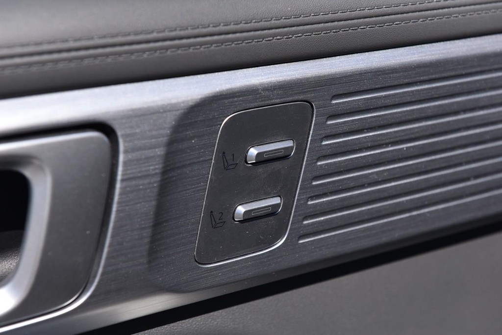 Hyundai Santa Fe Hybrid Vehicle Image 09
