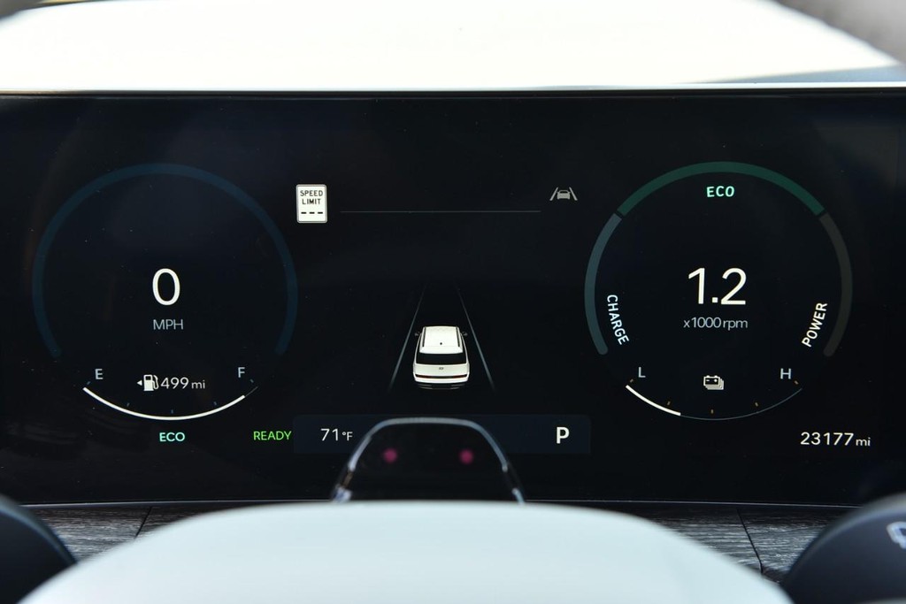 Hyundai Santa Fe Hybrid Vehicle Image 12
