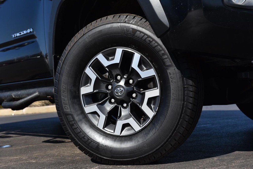 Toyota Tacoma 4WD Vehicle Full-screen Gallery Image 3