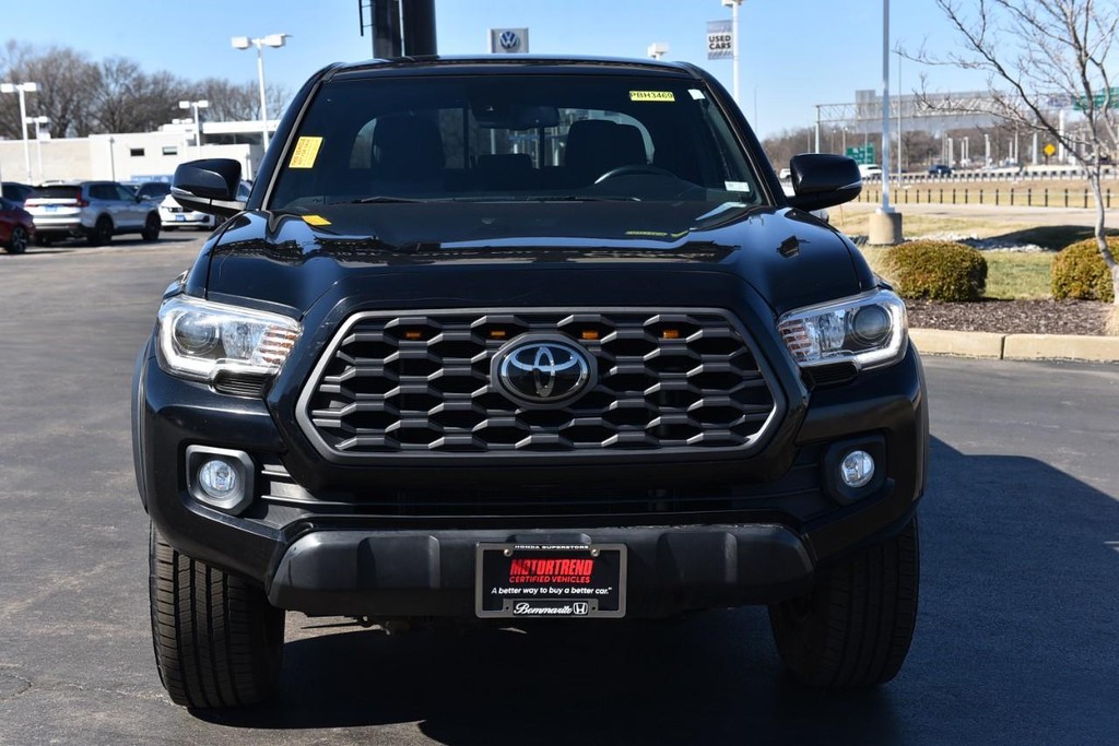 Toyota Tacoma 4WD Vehicle Full-screen Gallery Image 4