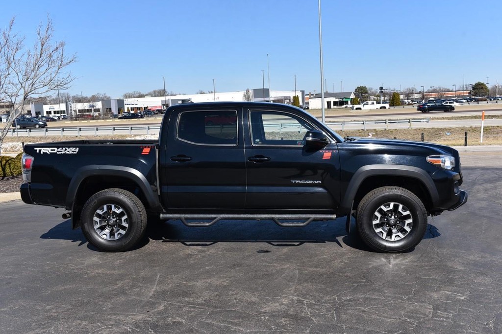 Toyota Tacoma 4WD Vehicle Full-screen Gallery Image 5