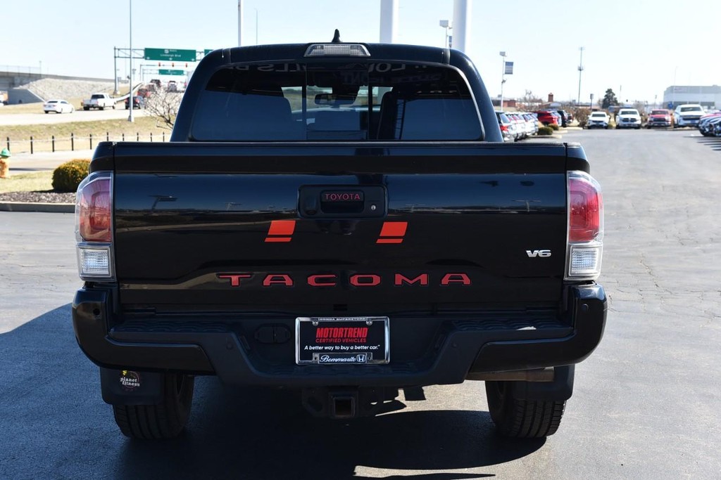 Toyota Tacoma 4WD Vehicle Full-screen Gallery Image 6