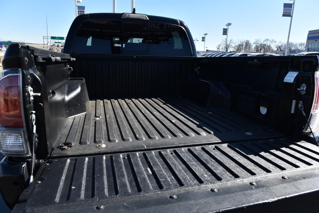 Toyota Tacoma 4WD Vehicle Full-screen Gallery Image 7