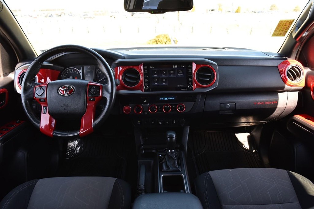 Toyota Tacoma 4WD Vehicle Full-screen Gallery Image 8
