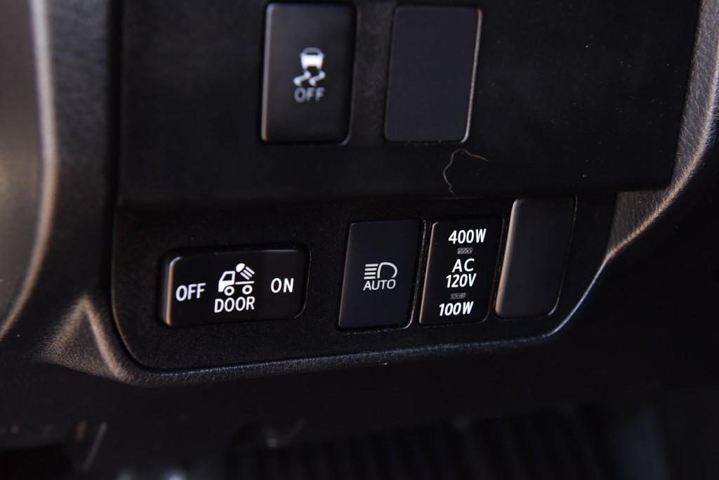 Toyota Tacoma 4WD Vehicle Full-screen Gallery Image 11