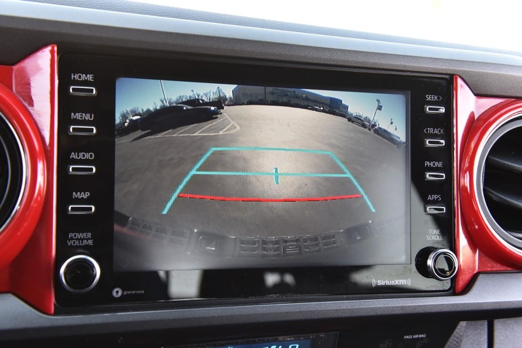 Toyota Tacoma 4WD Vehicle Full-screen Gallery Image 13