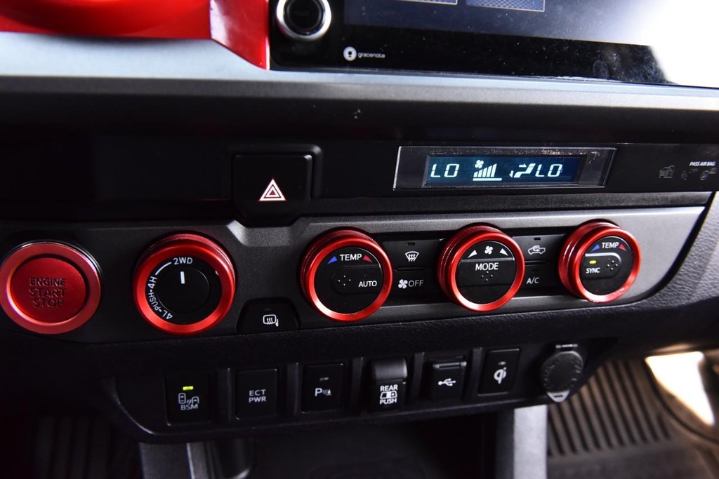 Toyota Tacoma 4WD Vehicle Full-screen Gallery Image 15