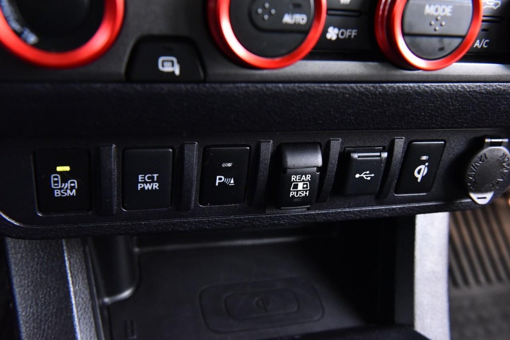 Toyota Tacoma 4WD Vehicle Full-screen Gallery Image 16