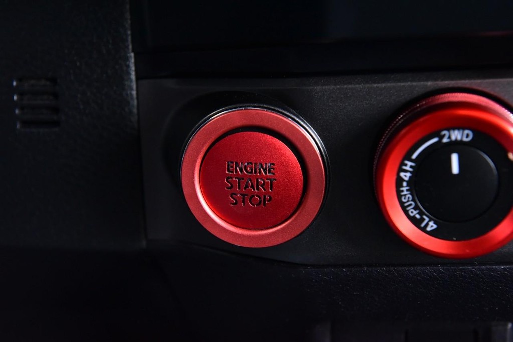Toyota Tacoma 4WD Vehicle Full-screen Gallery Image 17