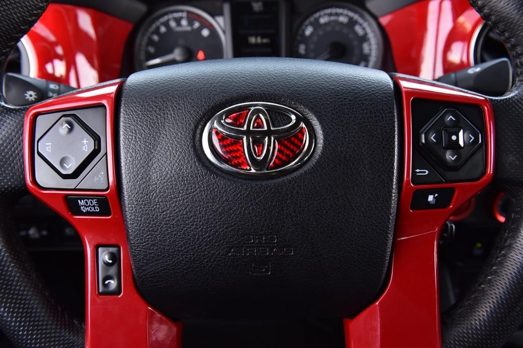 Toyota Tacoma 4WD Vehicle Full-screen Gallery Image 18