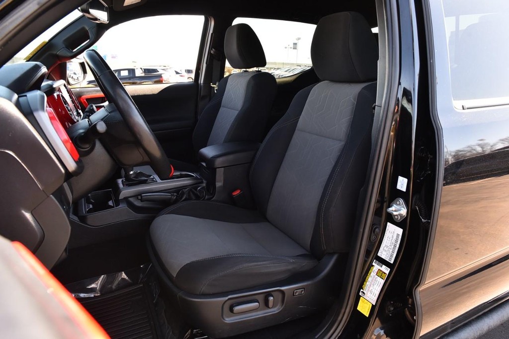 Toyota Tacoma 4WD Vehicle Full-screen Gallery Image 19
