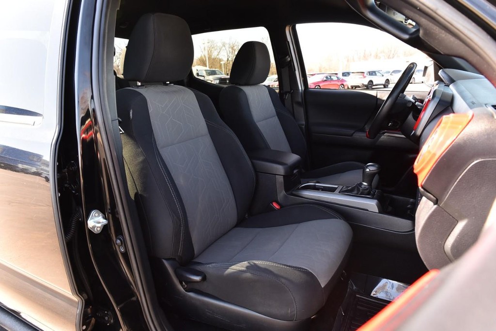 Toyota Tacoma 4WD Vehicle Full-screen Gallery Image 20