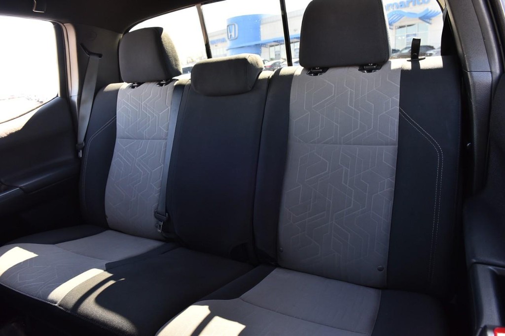 Toyota Tacoma 4WD Vehicle Full-screen Gallery Image 21