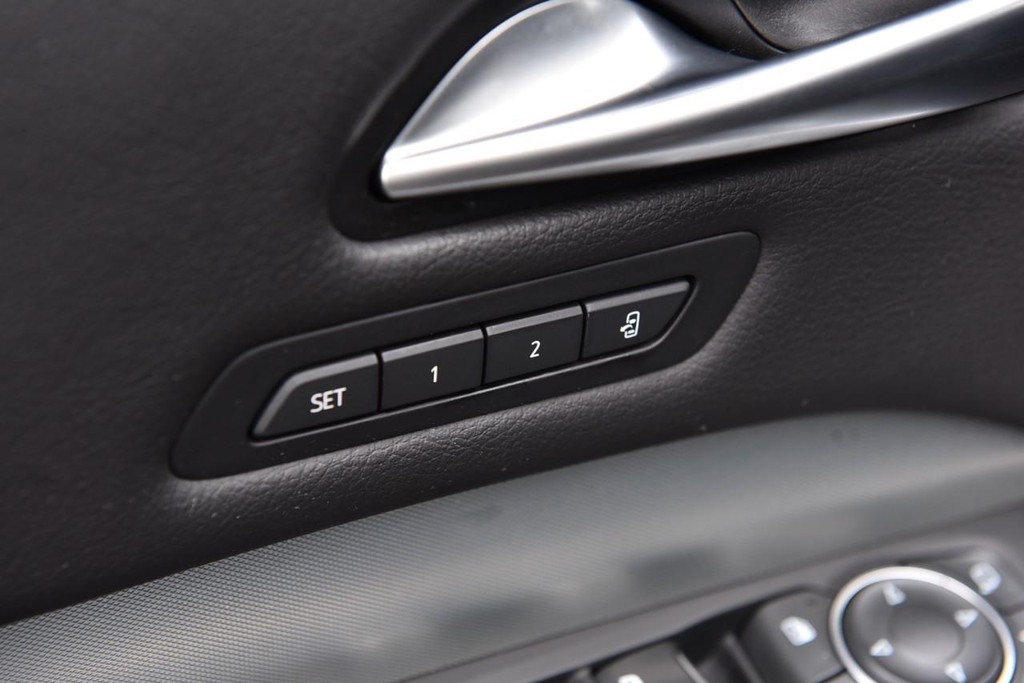 Cadillac XT4 Vehicle Full-screen Gallery Image 9