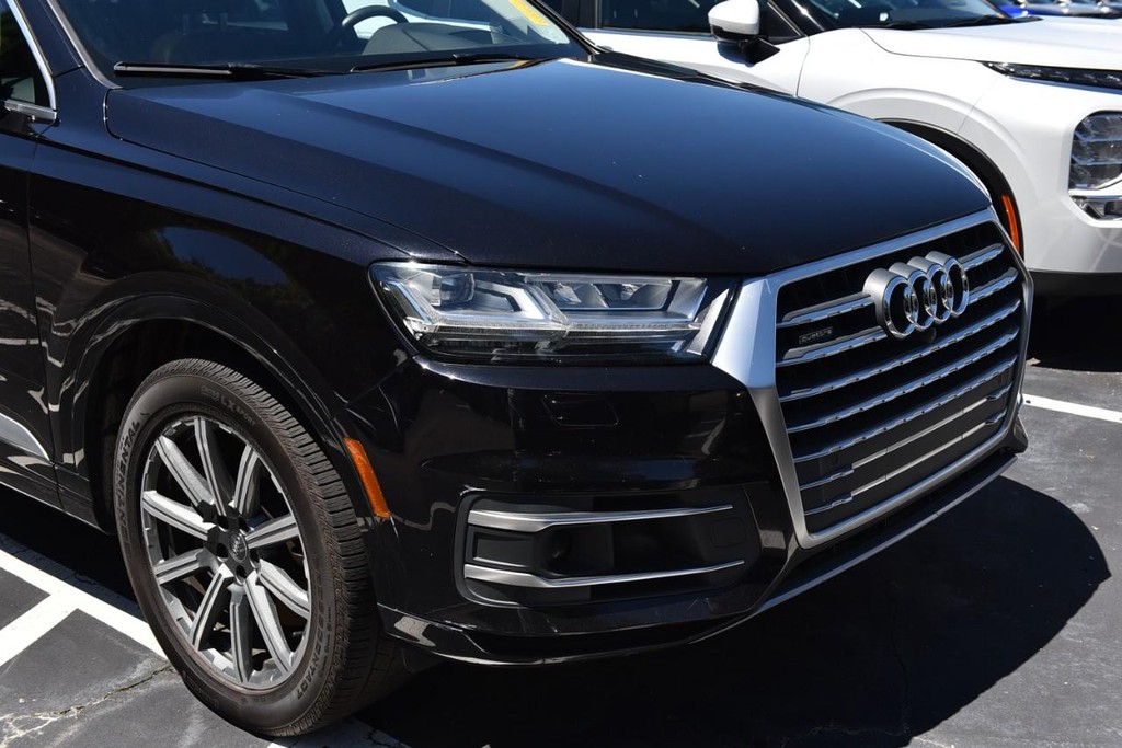 Audi Q7 Vehicle Full-screen Gallery Image 02
