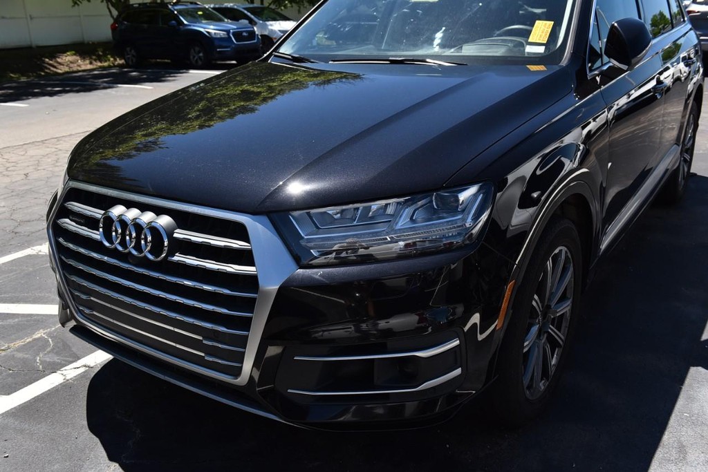Audi Q7 Vehicle Full-screen Gallery Image 03